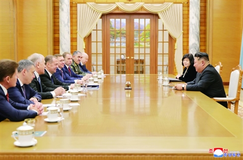 10月10日,朝鲜劳动党总书记、国务委员长金正恩(右一)在平壤会见统一俄罗斯党主席梅德韦杰夫(左四)新华社发